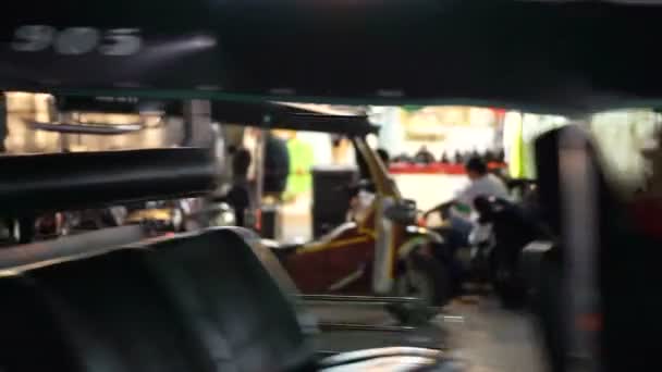 Chiangmai, Thailand - December 2016: Tuk Tuk, Thailand ikoniska transport hastighet bil. Måste prova fordonet för turist — Stockvideo