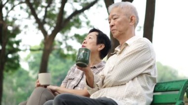 Ağır çekim yorgun ve oturup bir kahve içme üst düzey çift merak. Emeklilik, mali sonra hayat ve gelecek planlama 