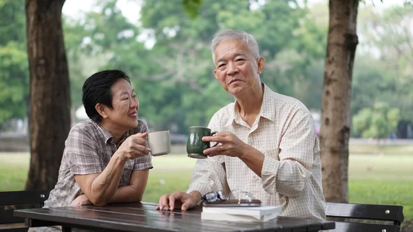 Asian senior couple taking break from learning investment stock — Stock Photo, Image