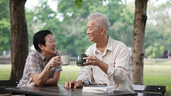 아시아 수석 몇 책을 읽고, 학습 투자 및 음료 — 스톡 사진