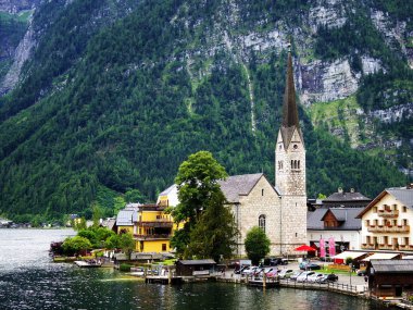 Hallstatt Avusturya Simgesel Yapı kilise manzaralı göl ve dağ çevreleyen