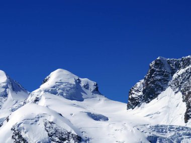 Kar en yüksek dağ doğal görünümünü Europe alphine yaz açık gök