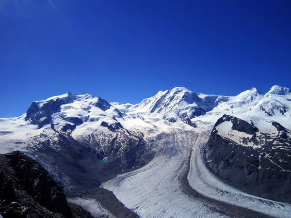 Pico de nieve montaña vista panorámica de Europa alphine en verano cielo claro espacio de copia —  Fotos de Stock