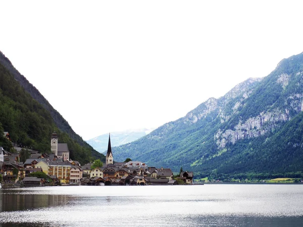 Hallstatt Áustria marco vista da igreja com lago e montanha em torno de espaço de cópia — Fotografia de Stock