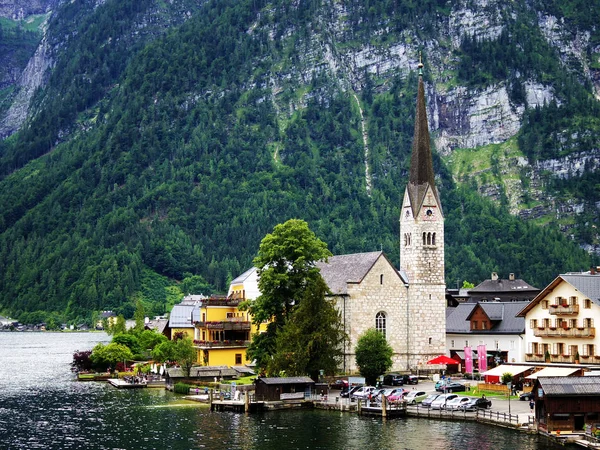 Hallstatt Áustria vista histórica da igreja com lago e montanha circundante — Fotografia de Stock