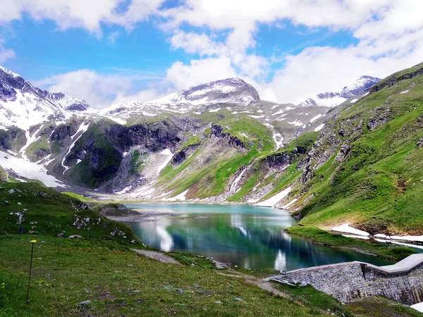 Piękny widok na zbiornik wodny na gornergrat, z tle alp śniegiem — Zdjęcie stockowe