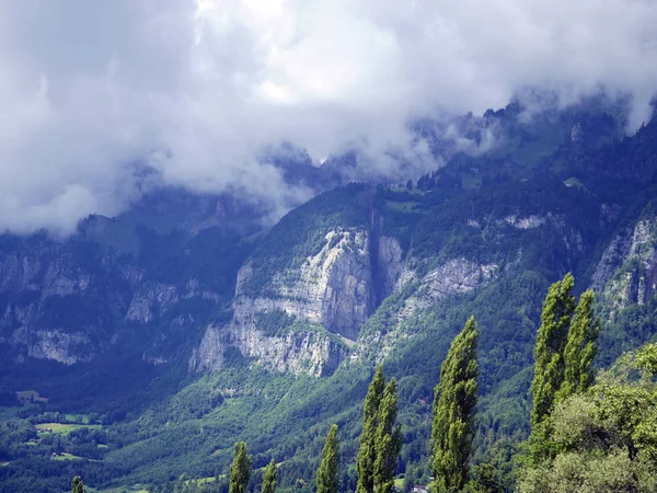 Hermosa vista majestuosa desde el viaje por carretera en Europa. Montaña alp paisaje con bosque —  Fotos de Stock