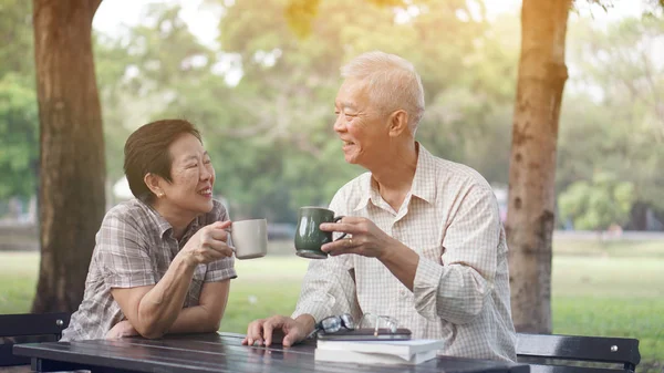 Asiatisches Seniorenpaar startet Morgenkaffee im Park, optimistisches Konzept — Stockfoto