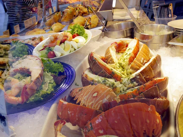 Variedade de pratos de cozinha de estilo europeu, lagosta e frutos do mar resfriados em gelo — Fotografia de Stock
