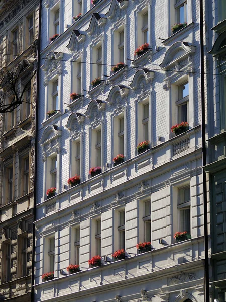 Design arhitectural clasic de fațadă exterioară europeană în Praga, Republica Cehă . — Fotografie, imagine de stoc