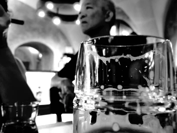 Asiatisk man med ölglas i pub, svart och vitt — Stockfoto