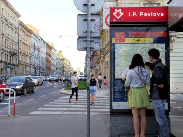 Praga, República Checa - Julio 2015: Turistas asiáticos mirando el mapa de la ciudad —  Fotos de Stock