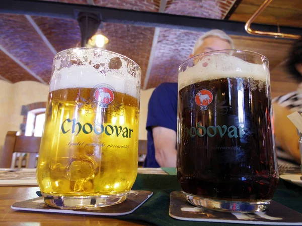 Prag, Tschechische Republik: Lokale Biere im Restaurant im Bierbad Chodovar — Stockfoto