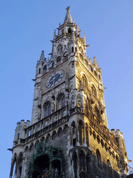 Múnich, Alemania - julio de 2015: Torre del reloj Marienplatz a la luz del sol de la mañana de oro — Foto de Stock