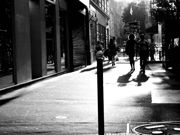 Ludzie chodzą na ulicy w Paryżu czerni i bieli — Zdjęcie stockowe