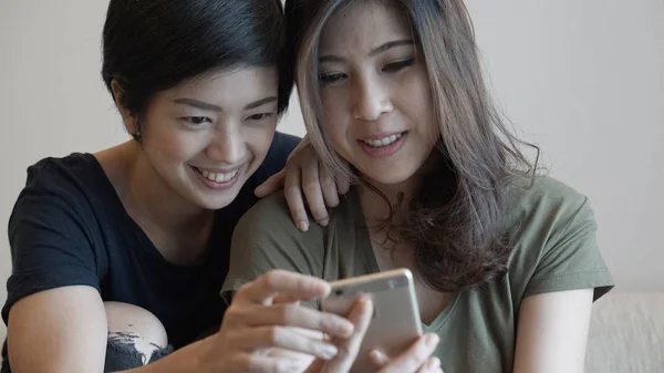 Két érett felnőtt ázsiai nő barátja figyelembe fotó, selfie — Stock Fotó