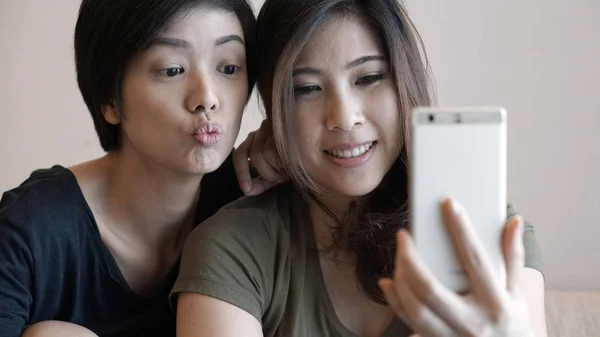 Två mogna vuxna asiatisk kvinna att ta foto, selfie använder cell pho — Stockfoto