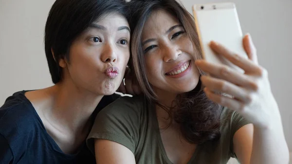 Deux filles asiatiques mixtes prenant selfie avec téléphone intelligent — Photo