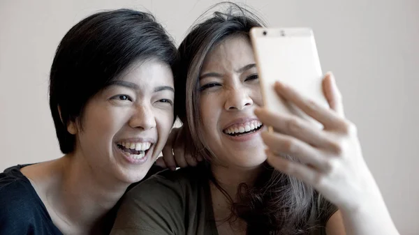 Dois mestiços meninas asiáticas tomando selfie com telefone inteligente — Fotografia de Stock