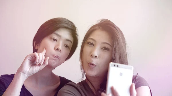 Két boldog fotogén ázsiai womans beszélő telefon selfie — Stock Fotó
