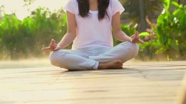 Asyalı kadın oturma ve meditasyon sabah sis resort ve sağlık havuz