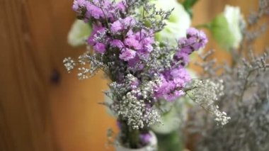 Beyaz ve mor çiçek dekorasyon tahta arka plan ile. Düğün töreni zemin içinde sakin ol tarzı