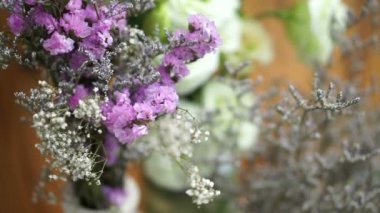 Beyaz ve mor çiçek dekorasyon tahta arka plan ile. Düğün töreni zemin içinde sakin ol tarzı