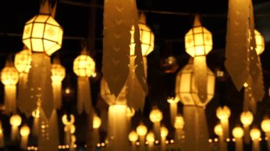Tay Lanna kağıt fenerler Loi Krathong veya Yee-peng Festivali'nde Chiangmai Tayland asılı stil