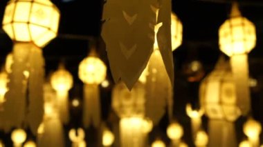 Tay Lanna kağıt fenerler Loi Krathong veya Yee-peng Festivali'nde Chiangmai Tayland asılı stil