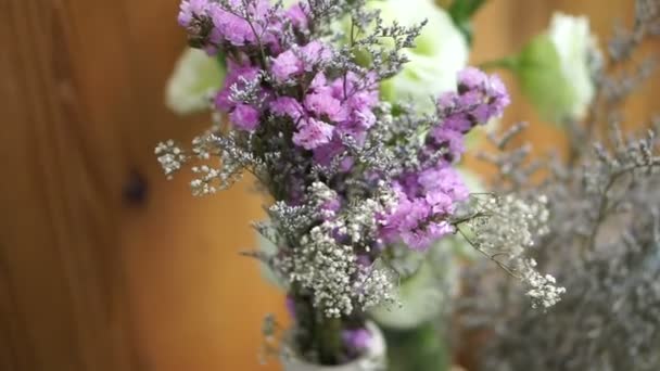 Décoration de fleurs blanches et violettes avec fond en bois. Cérémonie de mariage toile de fond dans un style relax 