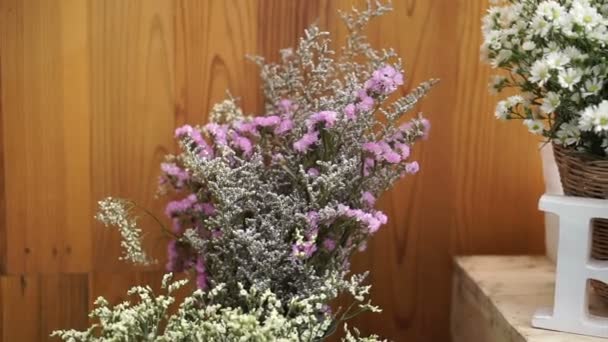 Décoration de fleurs blanches et violettes avec fond en bois. Cérémonie de mariage toile de fond dans un style relax — Video