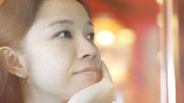 Uzağa arıyorsunuz, düşünme ve gülümseyen karışık yarış Asyalı kadın