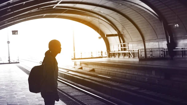 Silhouette pour routards fille touristique en attente de train à la — Photo