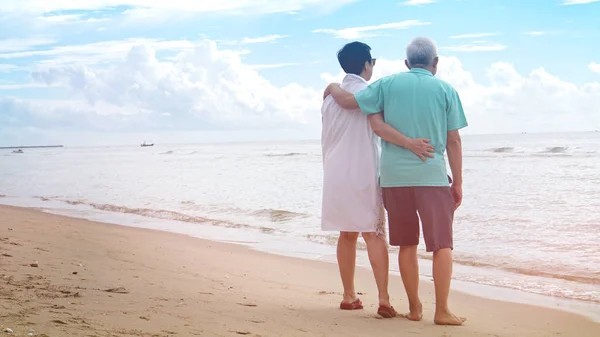 Azjatki pary senior spacery razem na plaży nad morzem — Zdjęcie stockowe