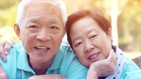 Close up potrait de casal sênior asiático sorridente em verde brilhante — Fotografia de Stock