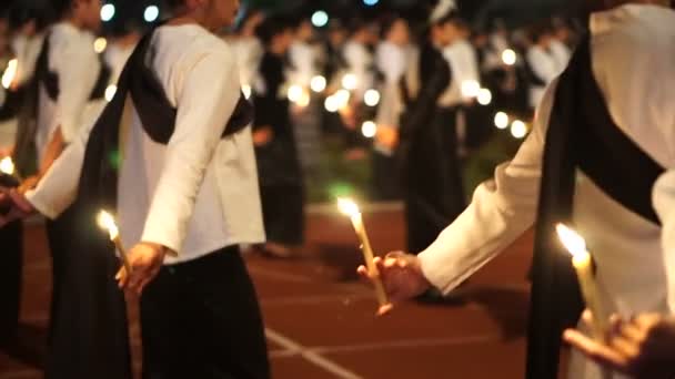 Chiangmai, Tailandia - 5 de diciembre de 2016: Respeta el baile de las velas de condolencias en memoria del rey Bhumibol Rama iX de Tailandia — Vídeos de Stock