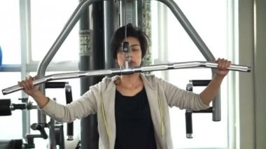 Asya Yetişkin kadın atlet makine ağırlık kaldırma işi fitness spor salonunda egzersiz