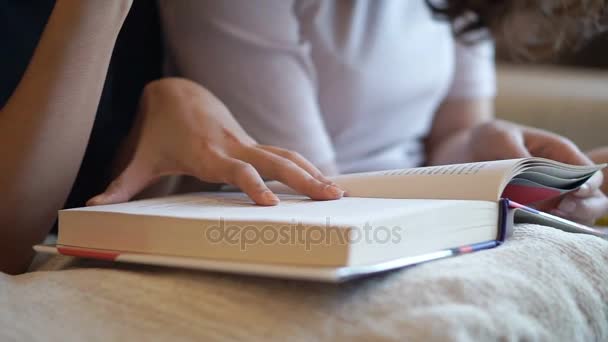 Dos mujeres amigas asiáticas teniendo tiempo libre leyendo libros y discutiendo — Vídeo de stock