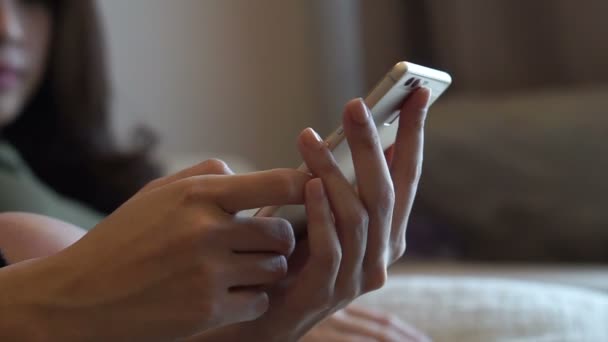 Mãos de mulher usando telefone inteligente em casa — Vídeo de Stock