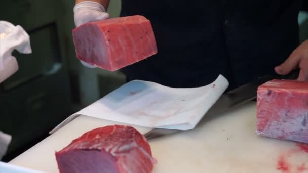 Fresco congelado japonês maguro inteiro atum gigante sendo cortado por chefs qualificados com cavaleiro afiado — Vídeo de Stock