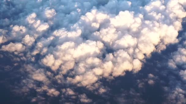 Hermosa vista aérea de la nube del atardecer y el cielo desde el avión — Vídeos de Stock