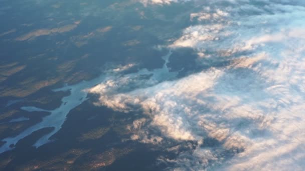 Gün batımı bulut ve uçak gökyüzünden güzel havadan görünümü — Stok video