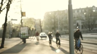 Amsterdam, Hollanda telif ücretsiz günbatımı akşam olay bulanıklık. Bisikleti insanlar işten eve. Kentte yaşam düzenli cadde görünümü. Ağır çekim 120 fps çekim