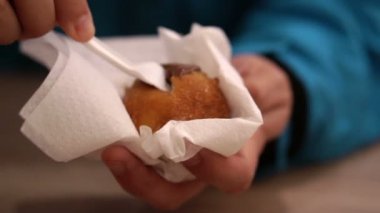 Adam el yeme çikolata dolu kızarmış hamur, ekmek dükkandan taze çörek