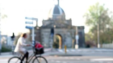 Amsterdam, Hollanda telif ücretsiz günbatımı akşam olay bulanıklık. Bisikleti insanlar işten eve. Kentte yaşam düzenli cadde görünümü. Ağır çekim 120 fps çekim