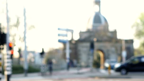 Amsterdam, tantiemy Netherland wolna rozmycie sceny wieczorem zachód słońca. Ludzie, jazda na rowerze z powrotem do domu z pracy. Zwykły widok ulicy życia w mieście. Slow motion shot 120fps — Wideo stockowe