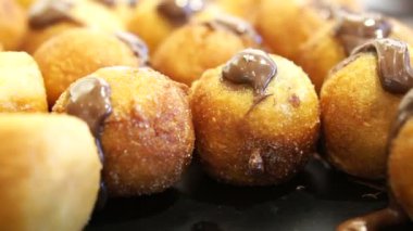 Çikolata dolgulu kızarmış hamur, halka. Danimarka Pastane pişmiş taze