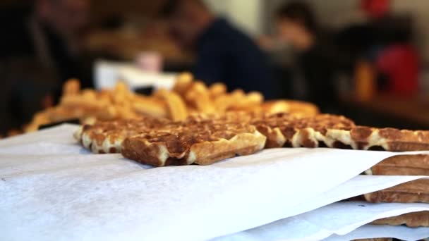 Waffle crocante europeu vendendo em Amsterdã — Vídeo de Stock