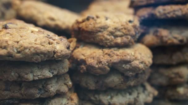 Wieża z wyświetlania plików cookie stosu przez pastry shop okno — Wideo stockowe