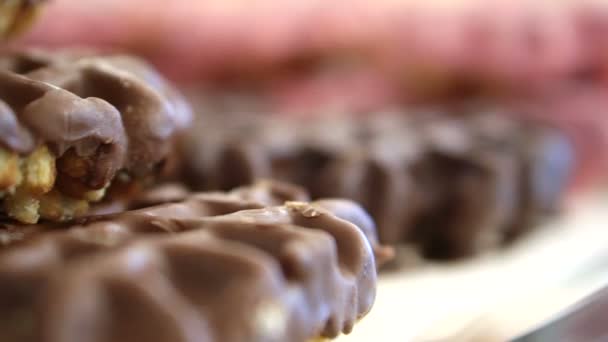 Gofre crujiente europeo con recubrimiento de chocolate y fresa — Vídeos de Stock